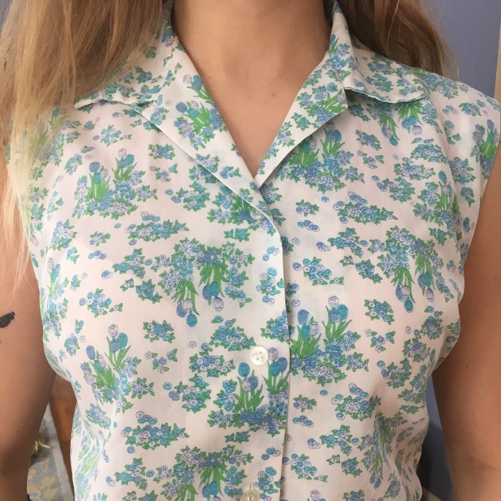 Vintage 60s floral button down sleeveless blouse